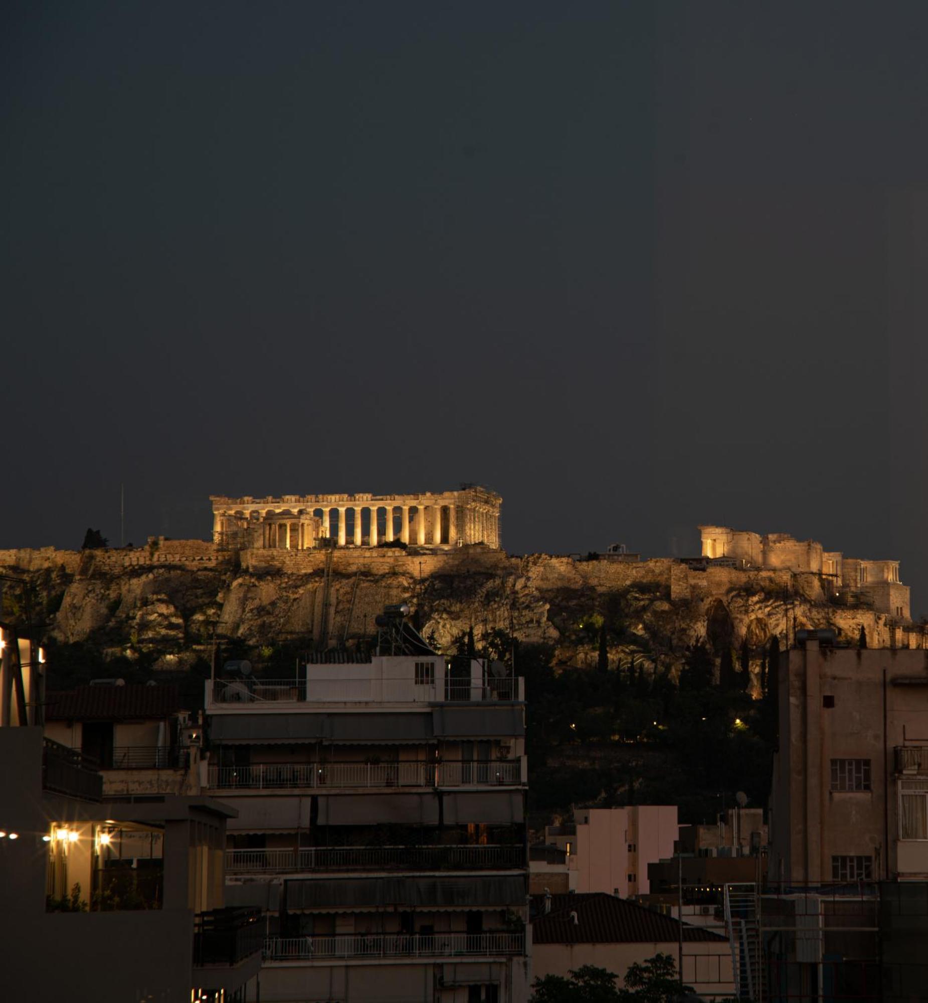 Apartament Stunning Acropolis View - 500M Metro - At Historical Center Ateny Zewnętrze zdjęcie