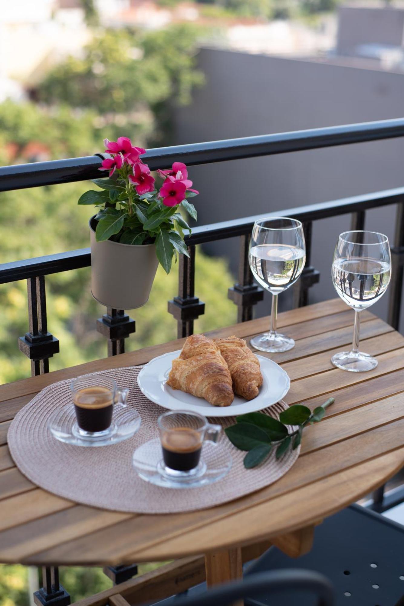 Apartament Stunning Acropolis View - 500M Metro - At Historical Center Ateny Zewnętrze zdjęcie